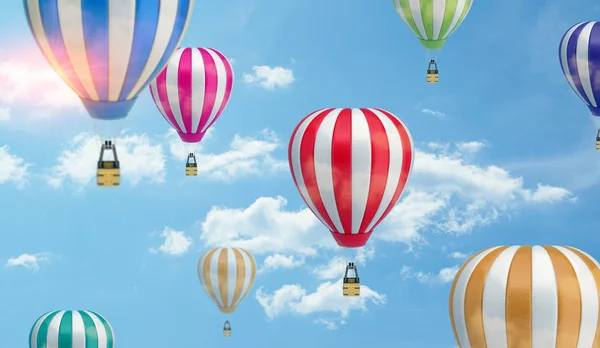 Molti palloncini d'aria a strisce di colore diverso che volano nel cielo nuvoloso . — Foto Stock