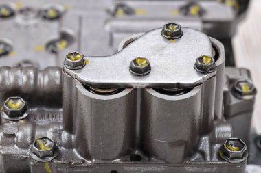 Metal bileşenleri ve hidrolik valfler ile mekanik bölümü