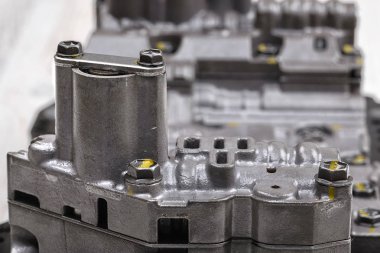 Metal bileşenleri ve hidrolik valfler ile mekanik bölümü