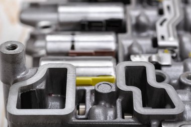 Metal bileşenleri ve hidrolik valfler ile mekanik bölümü