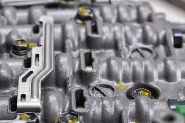 Metal bileşenleri ve hidrolik valfler ile mekanik bölümü