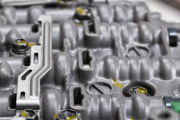 Metal bileşenleri ve hidrolik valfler ile mekanik bölümü