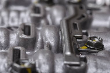 Metal bileşenleri ve hidrolik valfler ile mekanik bölümü