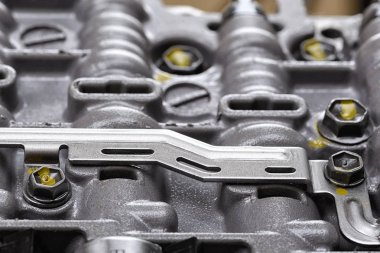 Metal bileşenleri ve hidrolik valfler ile mekanik bölümü