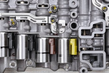 Metal bileşenleri ve hidrolik valfler ile mekanik bölümü