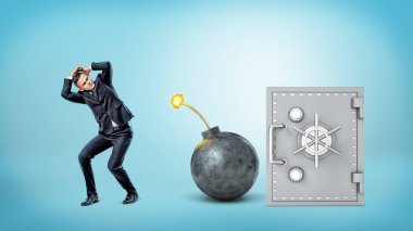 Korkmuş bir işadamı bir yaktı demir bomba gümüş kasa yanında dururken kendini kapatmaya çalıştığını.