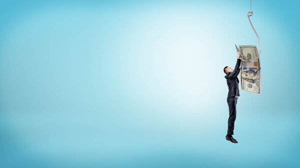 Маленький бизнесмен наконец-то поймал гигантский рыболовный крючок с купюрой в 100 долларов.
.