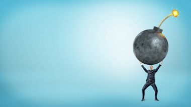 Dev bir aydınlatılmış bomba mavi zemin üzerine her iki elinde tutan küçük bir iş adamı.