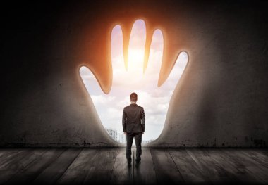 Bir işadamı ile bir insan palmiye şeklinde yapılan bir duvarında bir delik dışında görünüyor geri döndü.