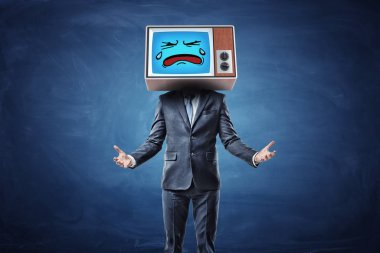 Bir iş adamı eliyle onun önünde avuç içi kadar ve bir Tv ile üzgün bir ağlayan yüz kafasına takmış döndü.