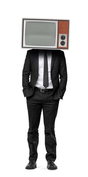 Um homem de negócios em um fundo isolado com as mãos em seus bolsos e uma TV velha em vez de sua cabeça . — Fotografia de Stock