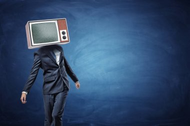 Kararsız bir işadamı düzensiz gri gürültü gösterilen kafasında büyük bir retro Tv ile ayakta.