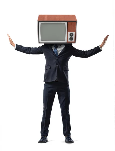 Um homem de negócios em fundo isolado tem a cabeça substituída por uma TV retrô e segura os braços erguidos de lado . — Fotografia de Stock