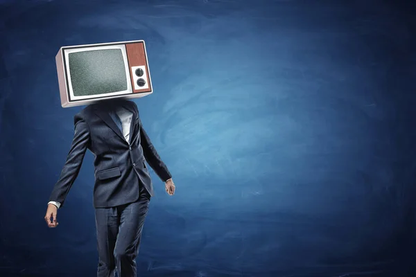 Ein schwankender Geschäftsmann, der ungleichmäßig mit einem großen Retro-Fernseher auf dem Kopf steht, der graue Geräusche zeigt. — Stockfoto