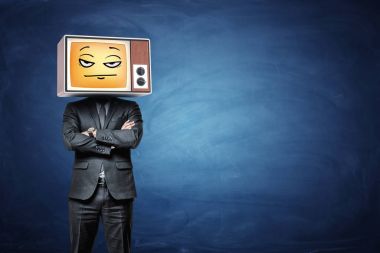 Bir işadamı bir retro Tv kafasına takıyor ve sarı bir hayal kırıklığına emoji yayınları.