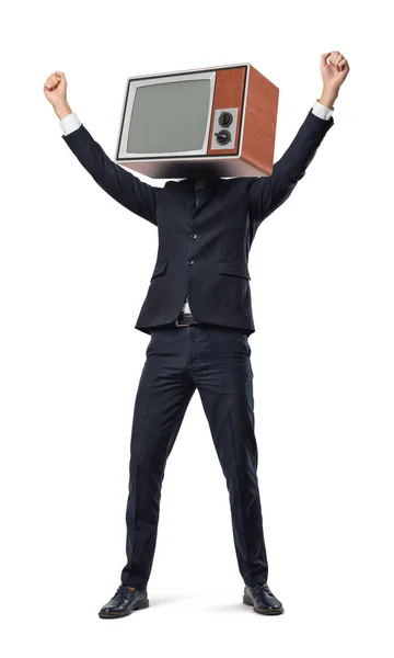 Een gelukkig zakenman met armen verhoogd in overwinning beweging draagt een oude Tv-toestel in plaats van zijn hoofd. — Stockfoto
