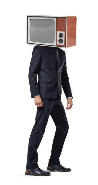 Um homem de negócios está pronto para sair no fundo branco enquanto usa uma TV em seus ombros . — Fotografia de Stock