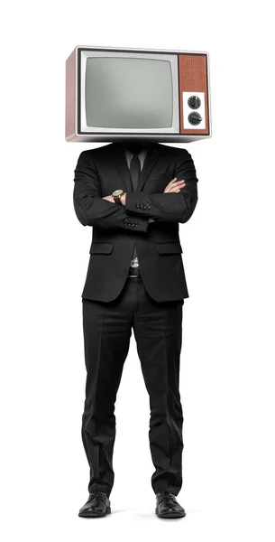 Бізнесмен стоїть на білому тлі з схрещеними руками і старим телевізором на голові . — стокове фото