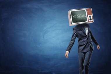 Kafasını yerine ve siyah ekran ve Hayır sinyal yazma gösteren bir Tv ile mavi arka plan üzerinde kararsız bir işadamı.