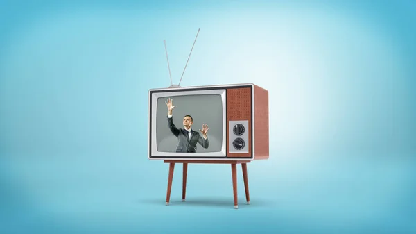 Ein Geschäftsmann in einem Retro-TV-Bildschirm legt seine Hände von innen flach auf den Bildschirm. — Stockfoto