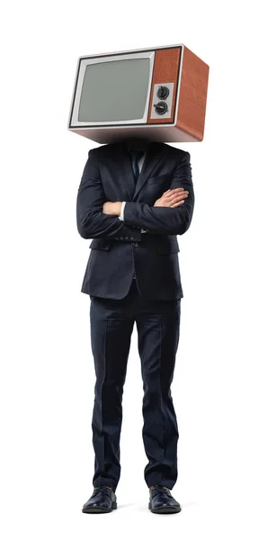 Um homem de negócios está com os braços dobrados e uma caixa de TV retro em vez de sua cabeça isolada em um fundo branco . — Fotografia de Stock