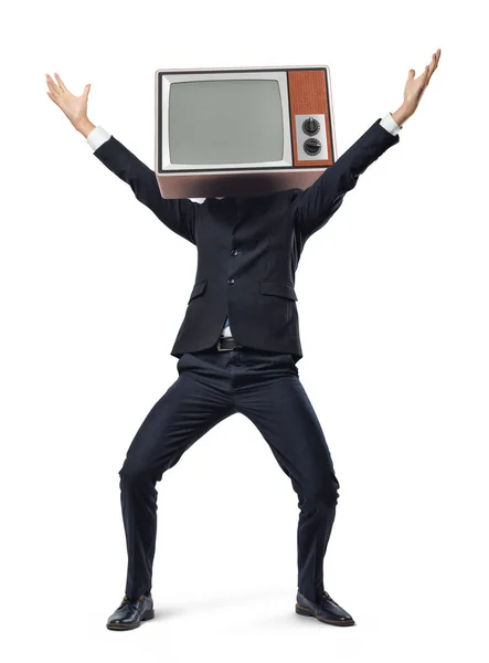 Ein glücklicher Geschäftsmann steht auf weißem Hintergrund in einer Siegesbewegung, während er eine Retro-TV-Box auf dem Kopf trägt. — Stockfoto
