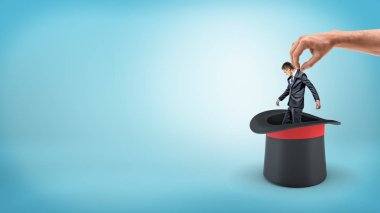 Mavi bir arka plan üzerinde küçük bir işadamı bir illüzyonistler şapka tarafından büyük bir erkek el çekilmiş.