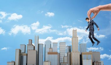 Bir büyük iş merkezleri birçok gökdelenler ile üzerinde küçük bir işadamı dev bir el tutar.