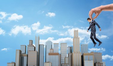 Bir büyük iş merkezleri birçok gökdelenler ile üzerinde küçük bir işadamı dev bir el tutar.