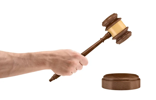 Μια μεγάλη αρσενική χέρι κρατά ένα δικαστή ξύλινο σφυρί πάνω από ένα στρογγυλό ήχου μπλοκ που απομονώνονται σε λευκό φόντο. — Φωτογραφία Αρχείου