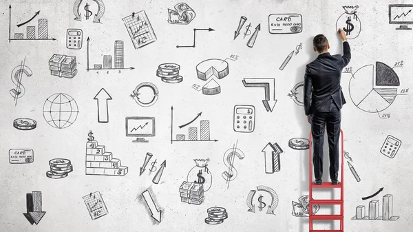 Um homem de negócios fica em uma escada vermelha e desenha ilustrações financeiras em uma parede de tempo . — Fotografia de Stock