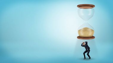 Küçük bir iş adamı şu dev kum saati duruyor ve başını örtmeye çalışır.