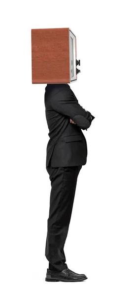 Ένα μεμονωμένο επιχειρηματία στέκεται σε ένα side view με σταυρωμένα χέρια και μια τηλεόραση box αντί για το κεφάλι. — Φωτογραφία Αρχείου