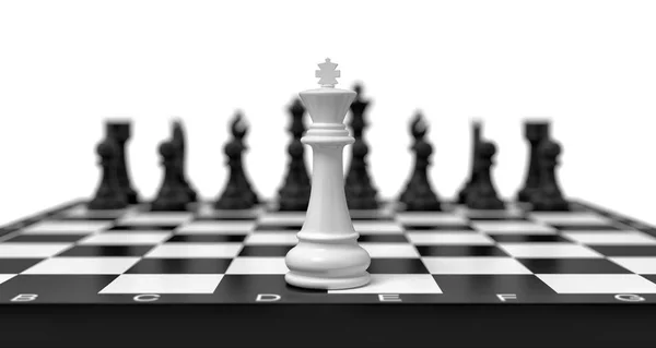 3d renderização de um solitário rei xadrez branco fica em um tabuleiro de xadrez com figuras pretas iminente no fundo borrado . — Fotografia de Stock