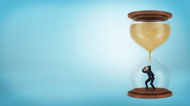 Kum yalnızca onun üzerine düşmeye başladığında küçücük bir işadamı bir kum saati içinde duruyor.