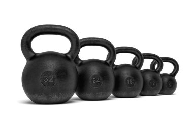 beş siyah demir kettlebells tek bir satıra 3D rendering ile farklı ağırlık pullar 32, 24, 16, 12 ve 8 kg.