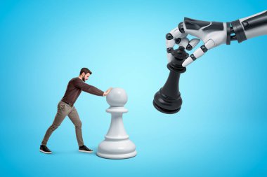 Günlük giysiler içindeki genç adam mavi arka planda büyük bir robotik elle satranç oynuyor.