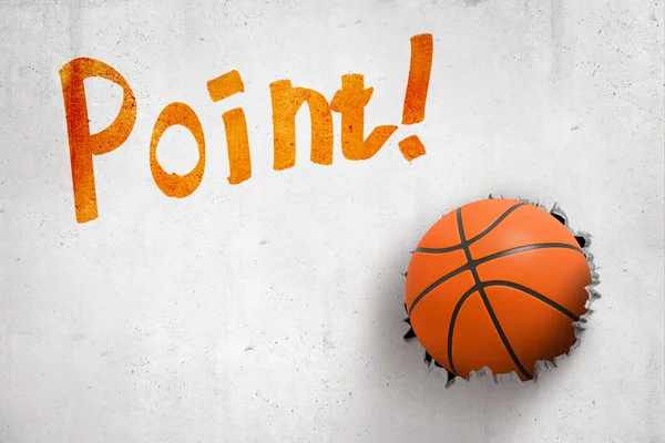 3d renderização de parede branca com título Ponto e basquete esmagado na parede . — Fotografia de Stock