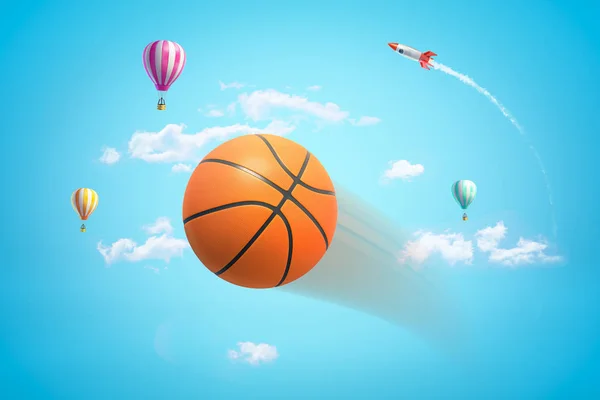 3D renderização de um basquete laranja voando no céu azul brilhante com balões de ar quente e foguete na distância . — Fotografia de Stock