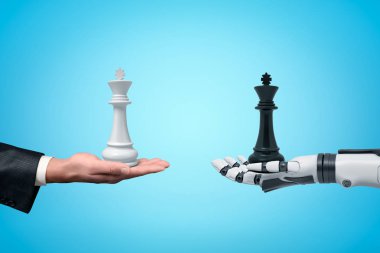 İnsan elinin beyaz satranç kralı ve android robot elin açık mavi arka planda siyah satranç kralını karşı karşıya tutuş görüntüsü.