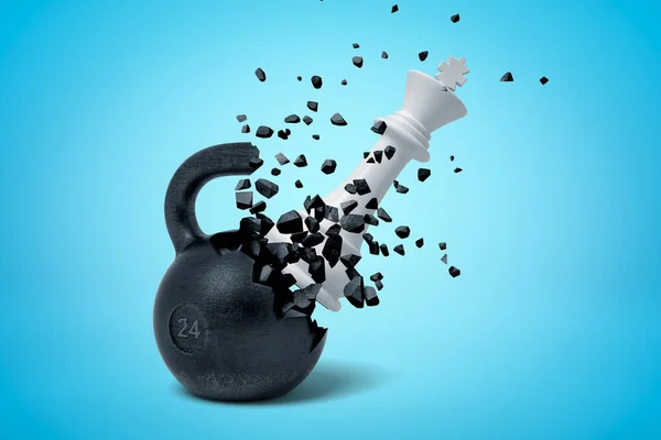 3D-Darstellung eines weißen Schachkönigs, der eine schwarze 24kg Kettlebell auf hellblauem Hintergrund schlägt und bricht. — Stockfoto