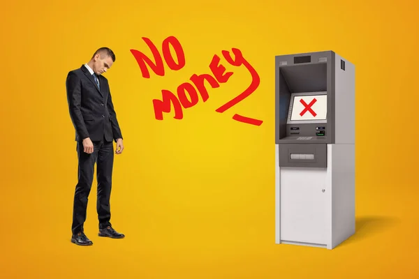 Szomorú üzletember és ATM gép nincs pénz jel sárga háttér — Stock Fotó