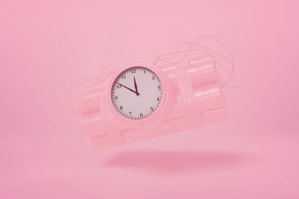 3d renderowania pastelowy różowy dynamit wiązki z bombą zegarową pływających na różowym tle tego samego koloru. — Zdjęcie stockowe