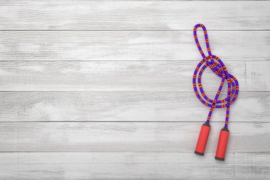 Ahşap arka planda 3 boyutlu menekşe atlama halatı