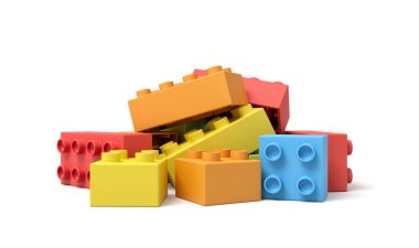Beyaz arkaplanda renkli oyuncak bloklarının 3D yakın plan görüntülemesi.
