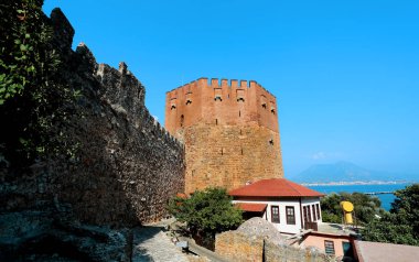 Fotoğraf kırmızı bir kulenin