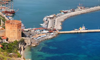 Fotoğraf kırmızı bir kulenin