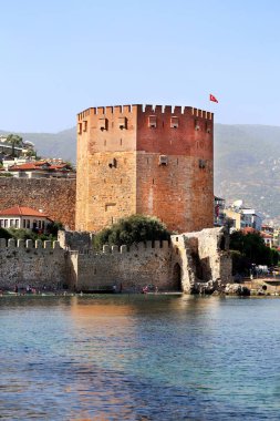 Fotoğraf kırmızı bir kulenin