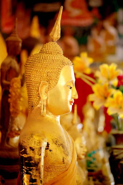 Foto's prachtige gouden Boeddha — Stockfoto