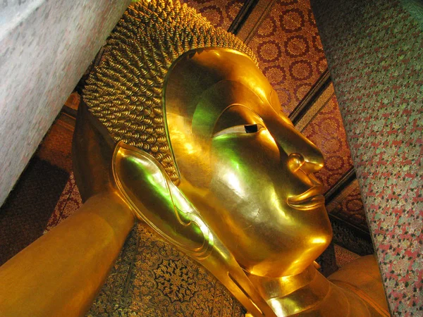 Fotos Hintergrund großer goldener Buddha — Stockfoto